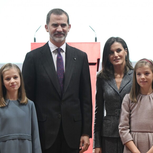 La princesse Leonor des Asturies a prononcé, en présence de son père le roi Felipe VI d'Espagne, sa mère la reine Letizia et sa soeur l'infante Sofia, son premier discours en acte officiel le 31 octobre 2018 à l'occasion du 40e anniversaire de la Constitution espagnole, célébré à l'Institut Cervantes à Madrid.