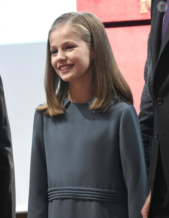 La princesse Leonor des Asturies a prononcé, en présence de son père le roi Felipe VI d'Espagne, sa mère la reine Letizia et sa soeur l'infante Sofia, son premier discours en acte officiel le 31 octobre 2018 à l'occasion du 40e anniversaire de la Constitution espagnole, célébré à l'Institut Cervantes à Madrid.