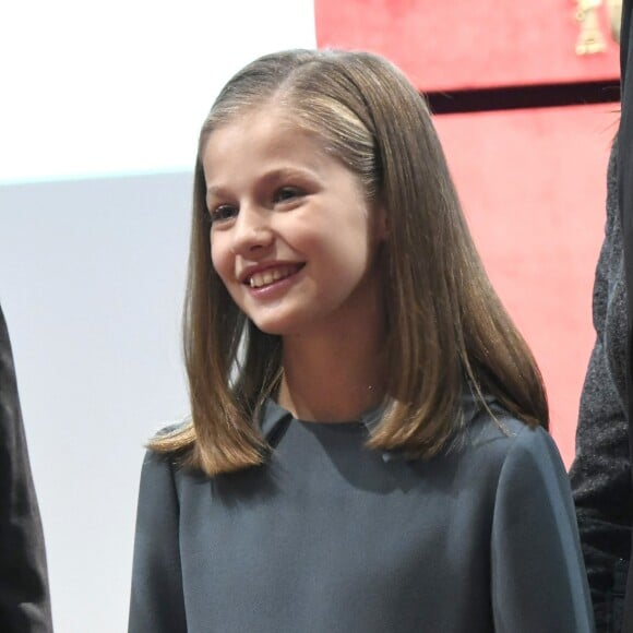 La princesse Leonor des Asturies a prononcé, en présence de son père le roi Felipe VI d'Espagne, sa mère la reine Letizia et sa soeur l'infante Sofia, son premier discours en acte officiel le 31 octobre 2018 à l'occasion du 40e anniversaire de la Constitution espagnole, célébré à l'Institut Cervantes à Madrid.