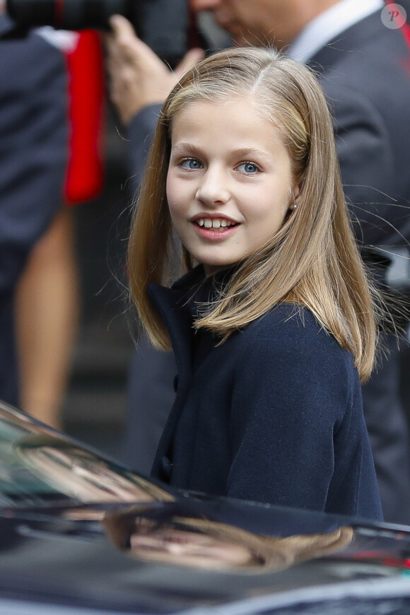 La princesse Leonor des Asturies a prononcé, en présence de son père le roi Felipe VI d'Espagne, sa mère la reine Letizia et sa soeur l'infante Sofia, son premier discours en acte officiel le 31 octobre 2018 à l'occasion du 40e anniversaire de la Constitution espagnole, célébré à l'Institut Cervantes à Madrid.