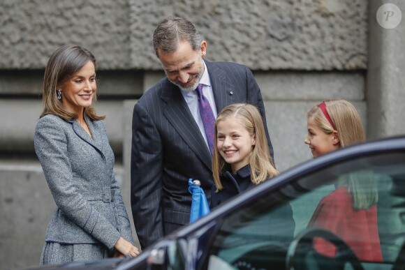 La princesse Leonor des Asturies a prononcé, en présence de son père le roi Felipe VI d'Espagne, sa mère la reine Letizia et sa soeur l'infante Sofia, son premier discours en acte officiel le 31 octobre 2018 à l'occasion du 40e anniversaire de la Constitution espagnole, célébré à l'Institut Cervantes à Madrid.