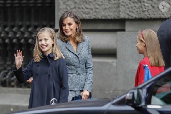 La princesse Leonor des Asturies a prononcé, en présence de son père le roi Felipe VI d'Espagne, sa mère la reine Letizia et sa soeur l'infante Sofia, son premier discours en acte officiel le 31 octobre 2018 à l'occasion du 40e anniversaire de la Constitution espagnole, célébré à l'Institut Cervantes à Madrid.