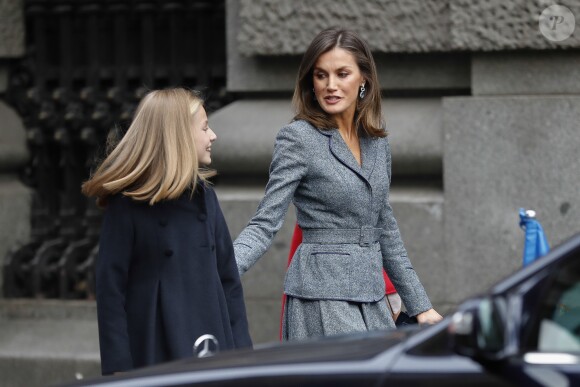 La princesse Leonor des Asturies a prononcé, en présence de son père le roi Felipe VI d'Espagne, sa mère la reine Letizia et sa soeur l'infante Sofia, son premier discours en acte officiel le 31 octobre 2018 à l'occasion du 40e anniversaire de la Constitution espagnole, célébré à l'Institut Cervantes à Madrid.