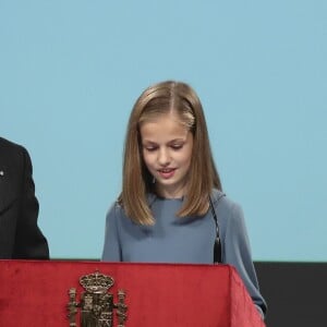 La princesse Leonor des Asturies a prononcé, en présence de son père le roi Felipe VI d'Espagne, sa mère la reine Letizia et sa soeur l'infante Sofia, son premier discours en acte officiel le 31 octobre 2018 à l'occasion du 40e anniversaire de la Constitution espagnole, célébré à l'Institut Cervantes à Madrid.