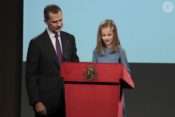 La princesse Leonor des Asturies a prononcé, en présence de son père le roi Felipe VI d'Espagne, sa mère la reine Letizia et sa soeur l'infante Sofia, son premier discours en acte officiel le 31 octobre 2018 à l'occasion du 40e anniversaire de la Constitution espagnole, célébré à l'Institut Cervantes à Madrid.