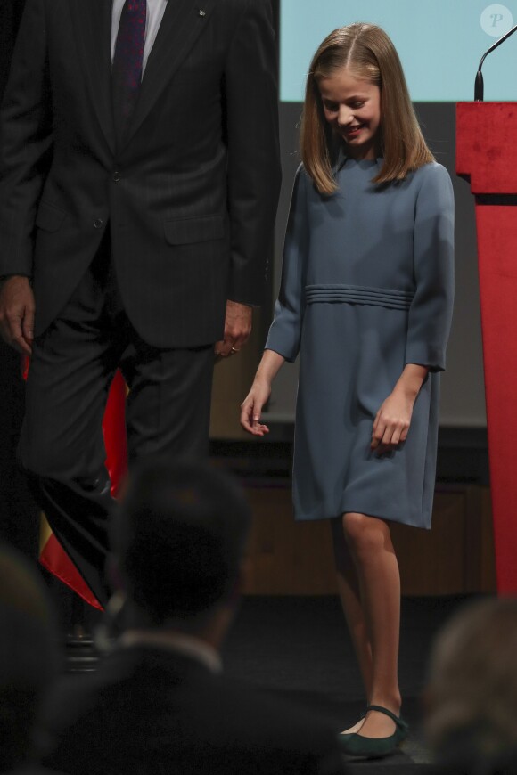 La princesse Leonor des Asturies a prononcé, en présence de son père le roi Felipe VI d'Espagne, sa mère la reine Letizia et sa soeur l'infante Sofia, son premier discours en acte officiel le 31 octobre 2018 à l'occasion du 40e anniversaire de la Constitution espagnole, célébré à l'Institut Cervantes à Madrid.