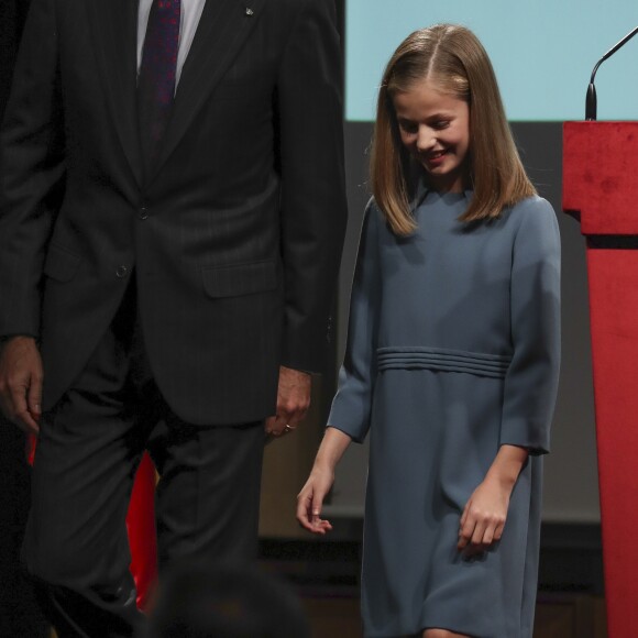 La princesse Leonor des Asturies a prononcé, en présence de son père le roi Felipe VI d'Espagne, sa mère la reine Letizia et sa soeur l'infante Sofia, son premier discours en acte officiel le 31 octobre 2018 à l'occasion du 40e anniversaire de la Constitution espagnole, célébré à l'Institut Cervantes à Madrid.