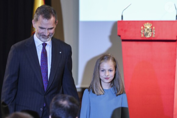 La princesse Leonor des Asturies a prononcé, en présence de son père le roi Felipe VI d'Espagne, sa mère la reine Letizia et sa soeur l'infante Sofia, son premier discours en acte officiel le 31 octobre 2018 à l'occasion du 40e anniversaire de la Constitution espagnole, célébré à l'Institut Cervantes à Madrid.