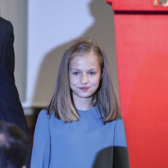 La princesse Leonor des Asturies a prononcé, en présence de son père le roi Felipe VI d'Espagne, sa mère la reine Letizia et sa soeur l'infante Sofia, son premier discours en acte officiel le 31 octobre 2018 à l'occasion du 40e anniversaire de la Constitution espagnole, célébré à l'Institut Cervantes à Madrid.