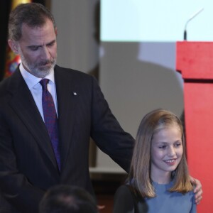 La princesse Leonor des Asturies a prononcé, en présence de son père le roi Felipe VI d'Espagne, sa mère la reine Letizia et sa soeur l'infante Sofia, son premier discours en acte officiel le 31 octobre 2018 à l'occasion du 40e anniversaire de la Constitution espagnole, célébré à l'Institut Cervantes à Madrid.