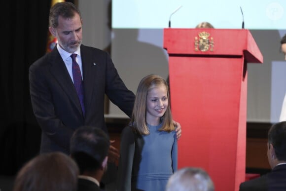 La princesse Leonor des Asturies a prononcé, en présence de son père le roi Felipe VI d'Espagne, sa mère la reine Letizia et sa soeur l'infante Sofia, son premier discours en acte officiel le 31 octobre 2018 à l'occasion du 40e anniversaire de la Constitution espagnole, célébré à l'Institut Cervantes à Madrid.