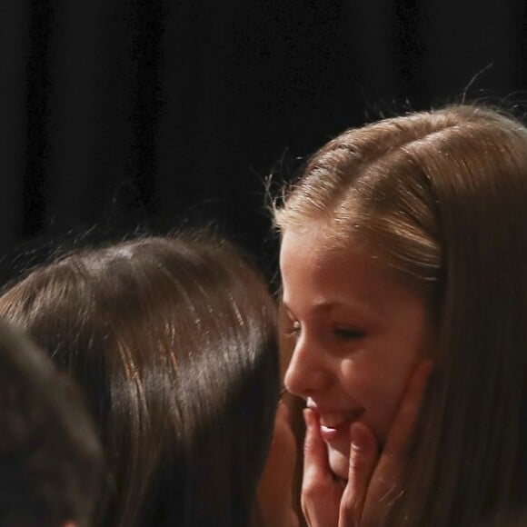 La princesse Leonor des Asturies a prononcé, en présence de son père le roi Felipe VI d'Espagne, sa mère la reine Letizia et sa soeur l'infante Sofia, son premier discours en acte officiel le 31 octobre 2018 à l'occasion du 40e anniversaire de la Constitution espagnole, célébré à l'Institut Cervantes à Madrid.