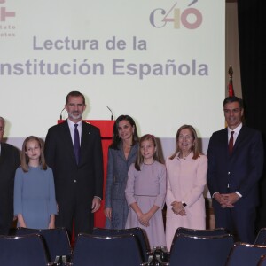 La princesse Leonor des Asturies a prononcé, en présence de son père le roi Felipe VI d'Espagne, sa mère la reine Letizia et sa soeur l'infante Sofia, son premier discours en acte officiel le 31 octobre 2018 à l'occasion du 40e anniversaire de la Constitution espagnole, célébré à l'Institut Cervantes à Madrid.