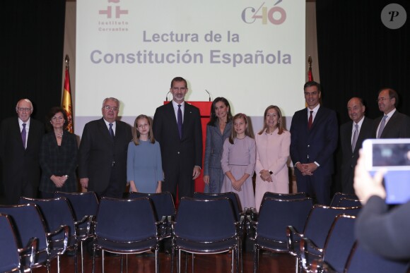 La princesse Leonor des Asturies a prononcé, en présence de son père le roi Felipe VI d'Espagne, sa mère la reine Letizia et sa soeur l'infante Sofia, son premier discours en acte officiel le 31 octobre 2018 à l'occasion du 40e anniversaire de la Constitution espagnole, célébré à l'Institut Cervantes à Madrid.