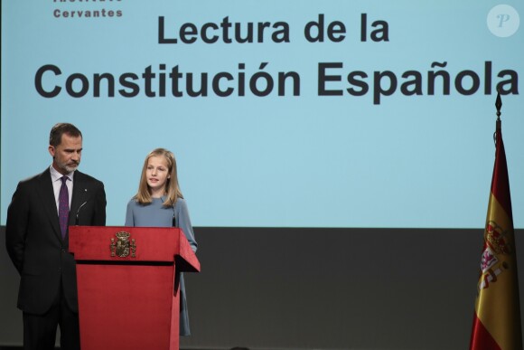 La princesse Leonor des Asturies a prononcé, en présence de son père le roi Felipe VI d'Espagne, sa mère la reine Letizia et sa soeur l'infante Sofia, son premier discours en acte officiel le 31 octobre 2018 à l'occasion du 40e anniversaire de la Constitution espagnole, célébré à l'Institut Cervantes à Madrid.