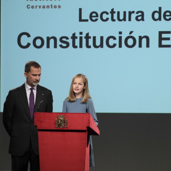 La princesse Leonor des Asturies a prononcé, en présence de son père le roi Felipe VI d'Espagne, sa mère la reine Letizia et sa soeur l'infante Sofia, son premier discours en acte officiel le 31 octobre 2018 à l'occasion du 40e anniversaire de la Constitution espagnole, célébré à l'Institut Cervantes à Madrid.