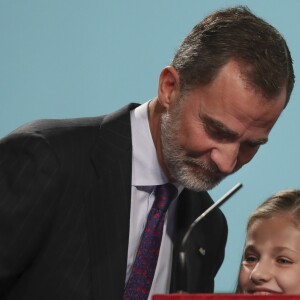 La princesse Leonor des Asturies a prononcé, en présence de son père le roi Felipe VI d'Espagne, sa mère la reine Letizia et sa soeur l'infante Sofia, son premier discours en acte officiel le 31 octobre 2018 à l'occasion du 40e anniversaire de la Constitution espagnole, célébré à l'Institut Cervantes à Madrid.