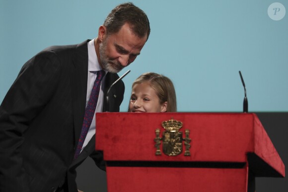 La princesse Leonor des Asturies a prononcé, en présence de son père le roi Felipe VI d'Espagne, sa mère la reine Letizia et sa soeur l'infante Sofia, son premier discours en acte officiel le 31 octobre 2018 à l'occasion du 40e anniversaire de la Constitution espagnole, célébré à l'Institut Cervantes à Madrid.