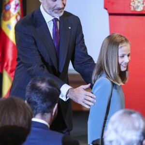 La princesse Leonor des Asturies a prononcé, en présence de son père le roi Felipe VI d'Espagne, sa mère la reine Letizia et sa soeur l'infante Sofia, son premier discours en acte officiel le 31 octobre 2018 à l'occasion du 40e anniversaire de la Constitution espagnole, célébré à l'Institut Cervantes à Madrid.