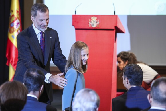 La princesse Leonor des Asturies a prononcé, en présence de son père le roi Felipe VI d'Espagne, sa mère la reine Letizia et sa soeur l'infante Sofia, son premier discours en acte officiel le 31 octobre 2018 à l'occasion du 40e anniversaire de la Constitution espagnole, célébré à l'Institut Cervantes à Madrid.