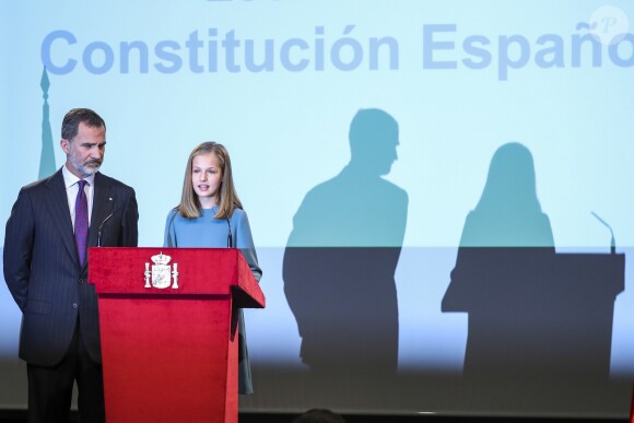 La princesse Leonor des Asturies a prononcé, en présence de son père le roi Felipe VI d'Espagne, sa mère la reine Letizia et sa soeur l'infante Sofia, son premier discours en acte officiel le 31 octobre 2018 à l'occasion du 40e anniversaire de la Constitution espagnole, célébré à l'Institut Cervantes à Madrid.