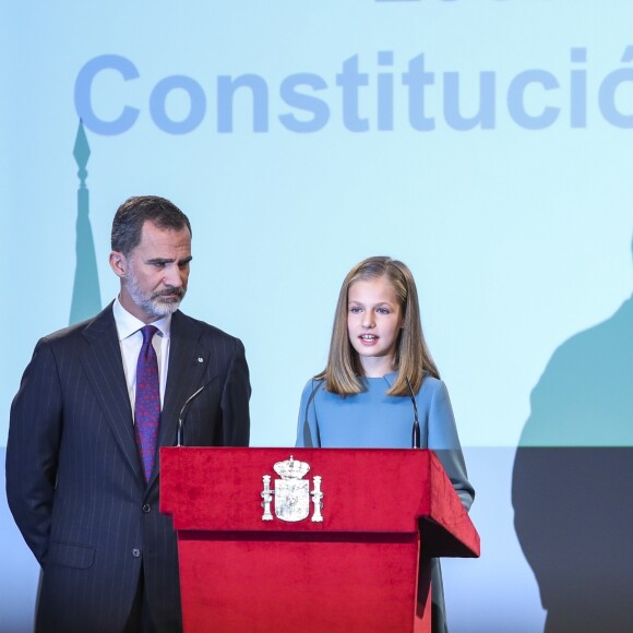 La princesse Leonor des Asturies a prononcé, en présence de son père le roi Felipe VI d'Espagne, sa mère la reine Letizia et sa soeur l'infante Sofia, son premier discours en acte officiel le 31 octobre 2018 à l'occasion du 40e anniversaire de la Constitution espagnole, célébré à l'Institut Cervantes à Madrid.