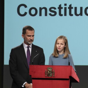 La princesse Leonor des Asturies a prononcé, en présence de son père le roi Felipe VI d'Espagne, sa mère la reine Letizia et sa soeur l'infante Sofia, son premier discours en acte officiel le 31 octobre 2018 à l'occasion du 40e anniversaire de la Constitution espagnole, célébré à l'Institut Cervantes à Madrid.