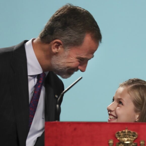 Des regards qui ne trompent pas... La princesse Leonor des Asturies a prononcé, en présence de son père le roi Felipe VI d'Espagne, très fier, sa mère la reine Letizia et sa soeur l'infante Sofia, son premier discours en acte officiel le 31 octobre 2018 à l'occasion du 40e anniversaire de la Constitution espagnole, célébré à l'Institut Cervantes à Madrid.