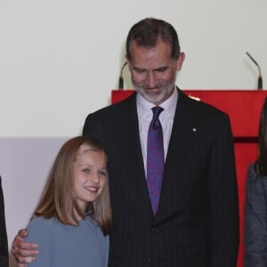 La princesse Leonor des Asturies a prononcé, en présence de son père le roi Felipe VI d'Espagne, sa mère la reine Letizia et sa soeur l'infante Sofia, son premier discours en acte officiel le 31 octobre 2018 à l'occasion du 40e anniversaire de la Constitution espagnole, célébré à l'Institut Cervantes à Madrid.