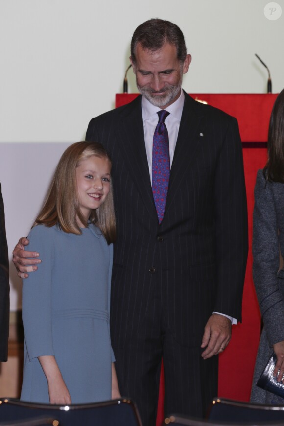 La princesse Leonor des Asturies a prononcé, en présence de son père le roi Felipe VI d'Espagne, sa mère la reine Letizia et sa soeur l'infante Sofia, son premier discours en acte officiel le 31 octobre 2018 à l'occasion du 40e anniversaire de la Constitution espagnole, célébré à l'Institut Cervantes à Madrid.