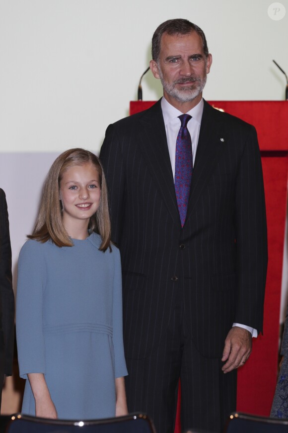 La princesse Leonor des Asturies a prononcé, en présence de son père le roi Felipe VI d'Espagne, sa mère la reine Letizia et sa soeur l'infante Sofia, son premier discours en acte officiel le 31 octobre 2018 à l'occasion du 40e anniversaire de la Constitution espagnole, célébré à l'Institut Cervantes à Madrid.