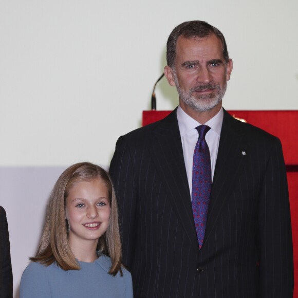 La princesse Leonor des Asturies a prononcé, en présence de son père le roi Felipe VI d'Espagne, sa mère la reine Letizia et sa soeur l'infante Sofia, son premier discours en acte officiel le 31 octobre 2018 à l'occasion du 40e anniversaire de la Constitution espagnole, célébré à l'Institut Cervantes à Madrid.