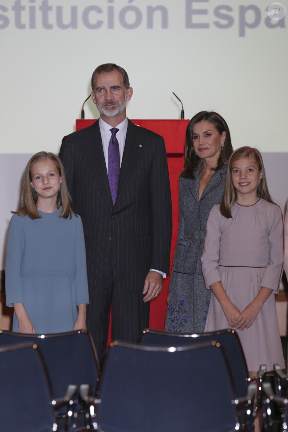 La princesse Leonor des Asturies a prononcé, en présence de son père le roi Felipe VI d'Espagne, sa mère la reine Letizia et sa soeur l'infante Sofia, son premier discours en acte officiel le 31 octobre 2018 à l'occasion du 40e anniversaire de la Constitution espagnole, célébré à l'Institut Cervantes à Madrid.