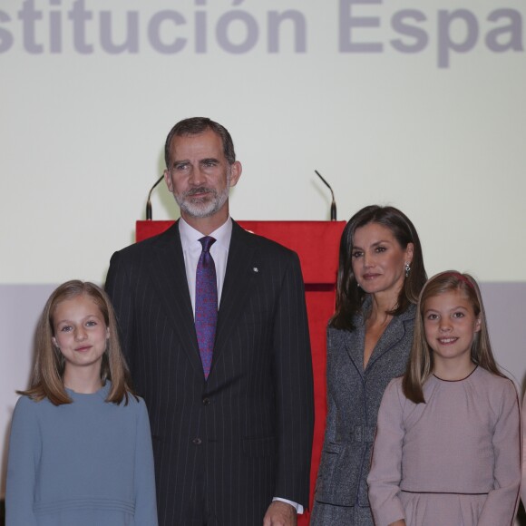 La princesse Leonor des Asturies a prononcé, en présence de son père le roi Felipe VI d'Espagne, sa mère la reine Letizia et sa soeur l'infante Sofia, son premier discours en acte officiel le 31 octobre 2018 à l'occasion du 40e anniversaire de la Constitution espagnole, célébré à l'Institut Cervantes à Madrid.