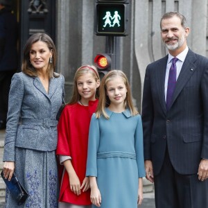 La famille royale posant devant l'Institut Cervantes. La princesse Leonor des Asturies a prononcé, en présence de son père le roi Felipe VI d'Espagne, sa mère la reine Letizia et sa soeur l'infante Sofia, son premier discours en acte officiel le 31 octobre 2018 à l'occasion du 40e anniversaire de la Constitution espagnole, célébré à l'Institut Cervantes à Madrid.