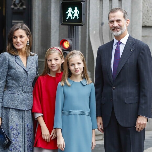 La princesse Leonor des Asturies a prononcé, en présence de son père le roi Felipe VI d'Espagne, sa mère la reine Letizia et sa soeur l'infante Sofia, son premier discours en acte officiel le 31 octobre 2018 à l'occasion du 40e anniversaire de la Constitution espagnole, célébré à l'Institut Cervantes à Madrid.