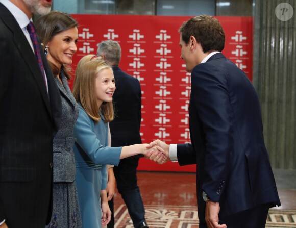 La princesse Leonor des Asturies a prononcé le jour de son 13e anniversaire, en présence de son père le roi Felipe VI d'Espagne, sa mère la reine Letizia et sa soeur l'infante Sofia, son premier discours en acte officiel le 31 octobre 2018 à l'occasion du 40e anniversaire de la Constitution espagnole, célébré à l'Institut Cervantes à Madrid.