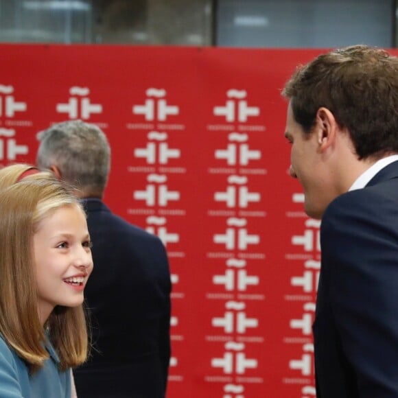 La princesse Leonor des Asturies a prononcé le jour de son 13e anniversaire, en présence de son père le roi Felipe VI d'Espagne, sa mère la reine Letizia et sa soeur l'infante Sofia, son premier discours en acte officiel le 31 octobre 2018 à l'occasion du 40e anniversaire de la Constitution espagnole, célébré à l'Institut Cervantes à Madrid.