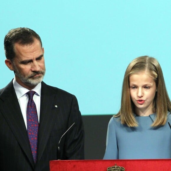 La princesse Leonor des Asturies a prononcé le jour de son 13e anniversaire, couvée du regard par son père le roi Felipe VI d'Espagne, sa mère la reine Letizia et sa soeur l'infante Sofia, son premier discours en acte officiel le 31 octobre 2018 à l'occasion du 40e anniversaire de la Constitution espagnole, célébré à l'Institut Cervantes à Madrid.