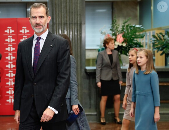 La princesse Leonor des Asturies a prononcé le jour de son 13e anniversaire, en présence de son père le roi Felipe VI d'Espagne, sa mère la reine Letizia et sa soeur l'infante Sofia, son premier discours en acte officiel le 31 octobre 2018 à l'occasion du 40e anniversaire de la Constitution espagnole, célébré à l'Institut Cervantes à Madrid.