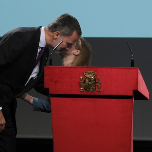 La princesse Leonor des Asturies a prononcé le jour de son 13e anniversaire, en présence de son père le roi Felipe VI d'Espagne, sa mère la reine Letizia et sa soeur l'infante Sofia, son premier discours en acte officiel le 31 octobre 2018 à l'occasion du 40e anniversaire de la Constitution espagnole, célébré à l'Institut Cervantes à Madrid.