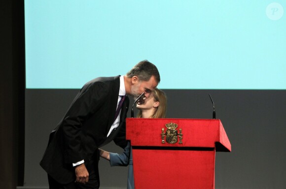 La princesse Leonor des Asturies a prononcé le jour de son 13e anniversaire, en présence de son père le roi Felipe VI d'Espagne, sa mère la reine Letizia et sa soeur l'infante Sofia, son premier discours en acte officiel le 31 octobre 2018 à l'occasion du 40e anniversaire de la Constitution espagnole, célébré à l'Institut Cervantes à Madrid.