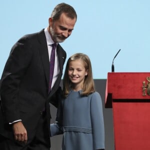 La princesse Leonor des Asturies a prononcé le jour de son 13e anniversaire, en présence de son père le roi Felipe VI d'Espagne, sa mère la reine Letizia et sa soeur l'infante Sofia, son premier discours en acte officiel le 31 octobre 2018 à l'occasion du 40e anniversaire de la Constitution espagnole, célébré à l'Institut Cervantes à Madrid.