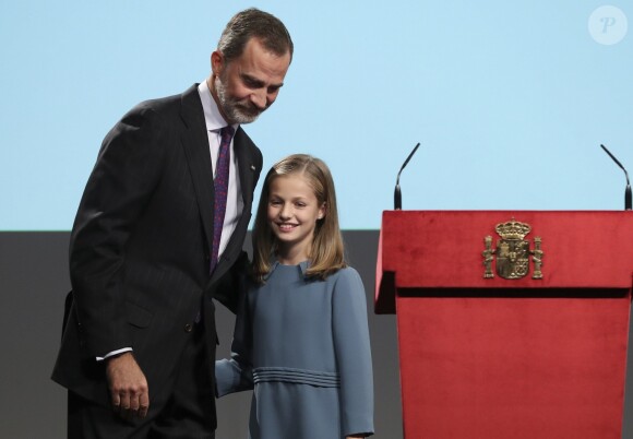 La princesse Leonor des Asturies a prononcé le jour de son 13e anniversaire, en présence de son père le roi Felipe VI d'Espagne, sa mère la reine Letizia et sa soeur l'infante Sofia, son premier discours en acte officiel le 31 octobre 2018 à l'occasion du 40e anniversaire de la Constitution espagnole, célébré à l'Institut Cervantes à Madrid.