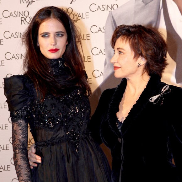 Eva Green et sa mère Marlène Jobert à la première de "Casino Royale" au Grand Rex à Paris, le 17 novembre 2006.