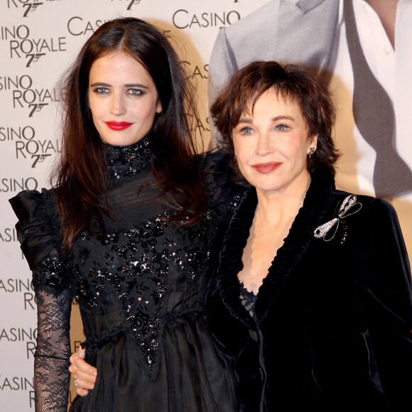 Eva Green et sa mère Marlène Jobert à la première de "Casino Royale" au Grand Rex à Paris, le 17 novembre 2006.