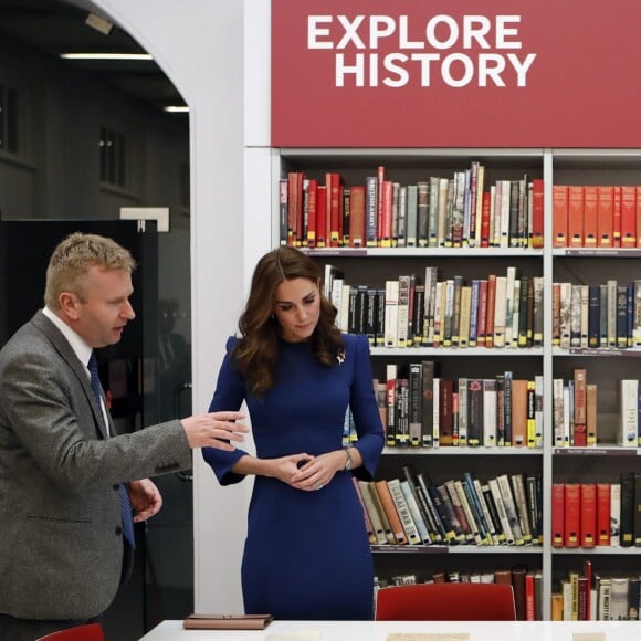 Kate Middleton, duchesse de Cambridge, visite l'Imperial War Museum à Londres pour consulter des lettres de famille datant de la Première guerre mondiale. Le 31 octobre 2018