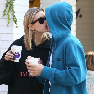 Exclusif - Justin Bieber et sa femme Hailey Baldwin s'embrassent et se câlinent devant Alfred coffee shop à Los Angeles. Le 22 octobre 2018