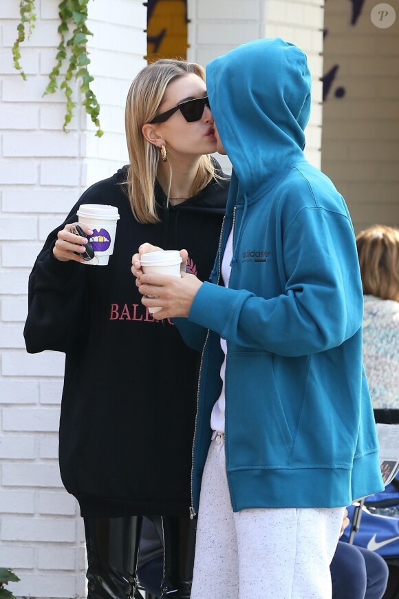 Exclusif - Justin Bieber et sa femme Hailey Baldwin s'embrassent et se câlinent devant Alfred coffee shop à Los Angeles. Le 22 octobre 2018