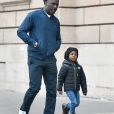 Exclusif - L'acteur britannique Idris Elba à profité de sa dernière journée à Paris dans le jardin des Tuileries avant de quitter l'hôtel Crillon pour se rendre à l'aéroport de Roissy Charles de Gaulle avec ses enfants Winston (4 ans) et Isan (16 ans) et sa nouvelle compagne Sabrina Dhowre le 29 avril 2018.